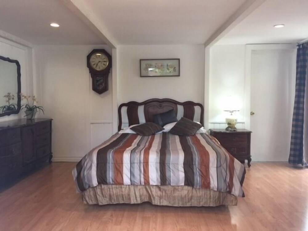 Van Nuys Vacations - Lovely Studio with a Pool - Property Image 2