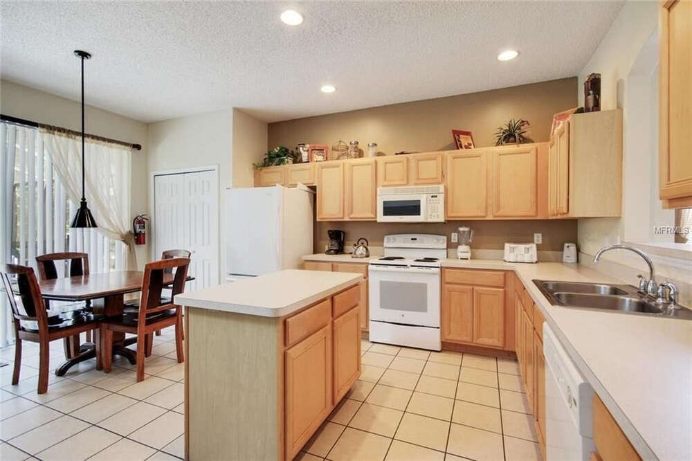 Luxuriate In Our Spacious 7br, 4.5ba 7 Bedroom Villa by RedAwning