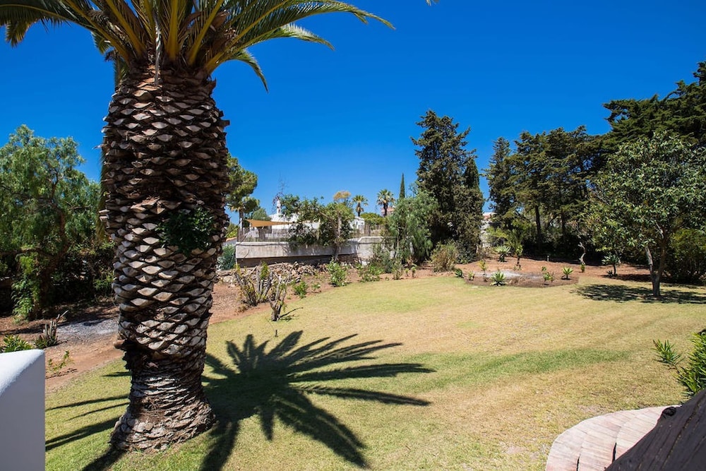 Casa Ninho Spacious 5 Bedroom Villa in an Enviab