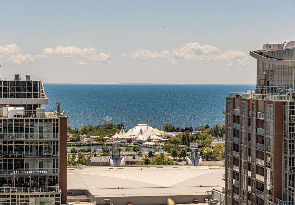 1BR Penthouse w Lakeviews-Pool-Gym - Image 1