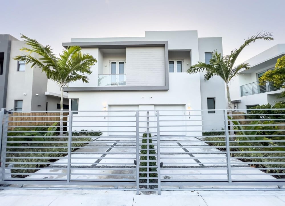 The Modernista 2 - Large Townhome With Pool