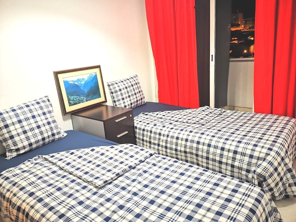 Twin Beds Bedroom Sharing, Wifi and Ac, 300 Meters From Station view 2