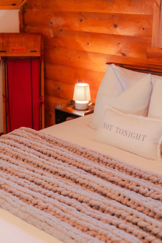 Cozy Cabin With Hot Tub - Near all in Hocking Hills