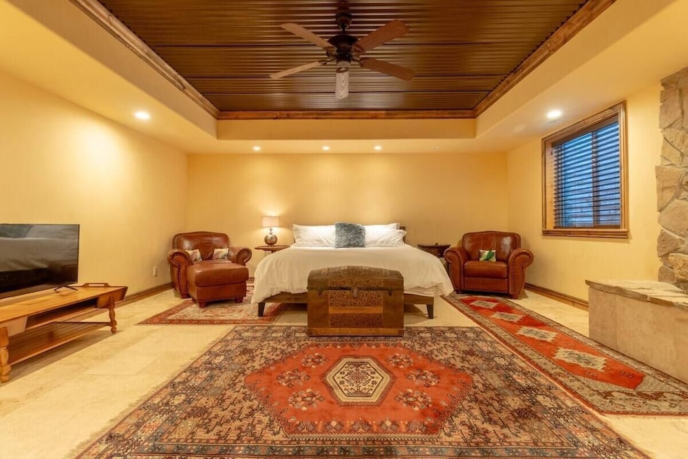 14 Guests 5BR 2BA Game room and Living
