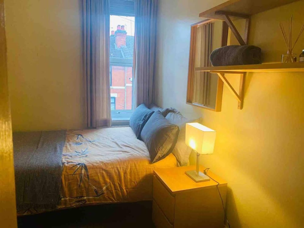 Immaculate 6-bed House in Coventry view 2