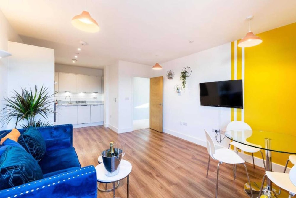 Chic & Stylish 2BD Flat in Picturesque Bristol