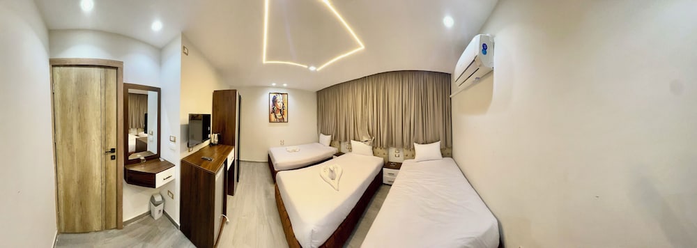 Amadeos pyramids inn