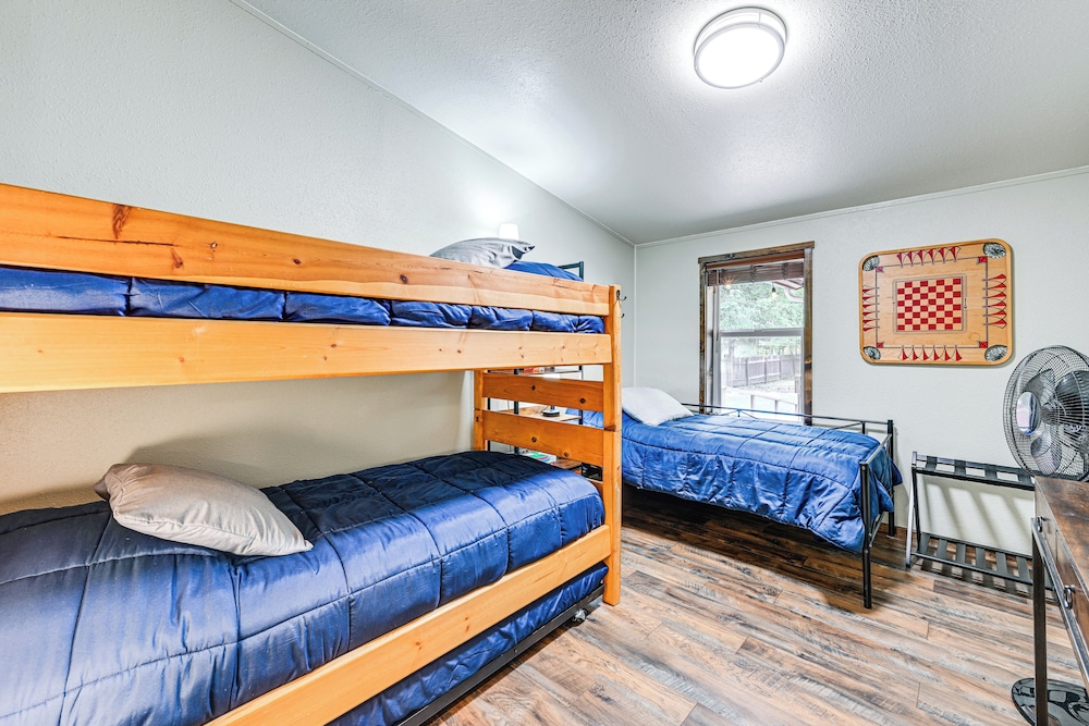 Gateway to Mt Rainier: Riverfront Haven w/ Hot Tub