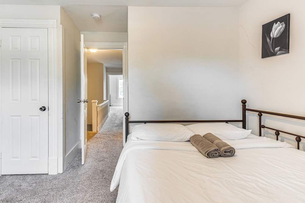 Stay & Play in Dtwn Stroudsburg: Updated Townhouse