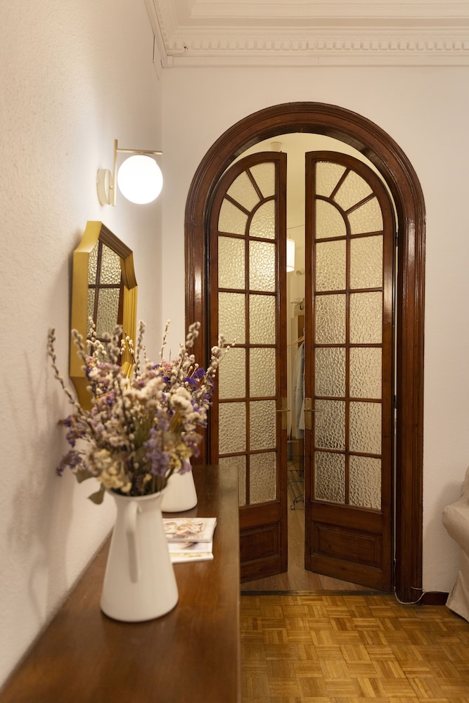 Ally's Guest House Barcelona B&B