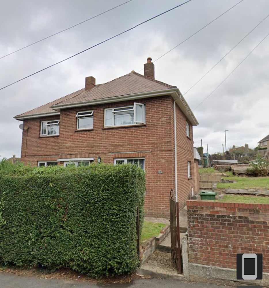 Relax in This Charming East Cowes House With Garden and BBQ