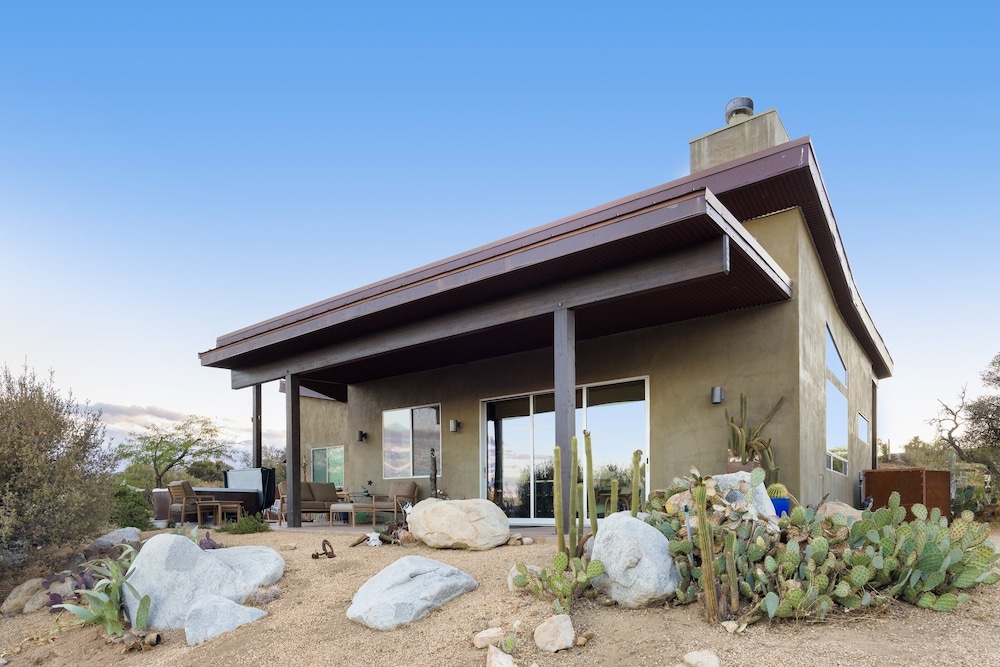 Jackalope Junction-pool, Hot Tub, Fire Pit, Bbq & Desert Views! 2 Bedroom Home by RedAwning