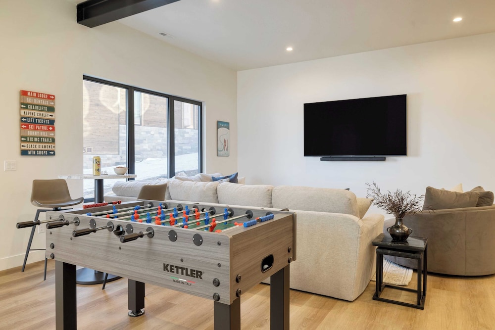 Mins to Deer Valley Lift Firepit, Game Room, Views, 5bdr Orion by Avantstay