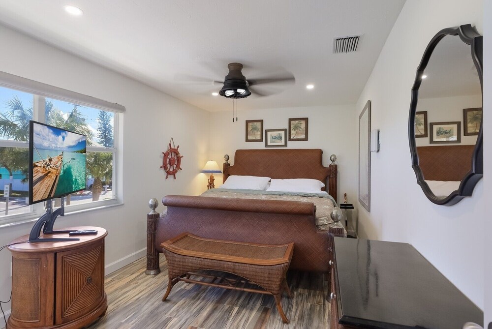 Surf Riders 4 Bedroom Home by RedAwning view 2