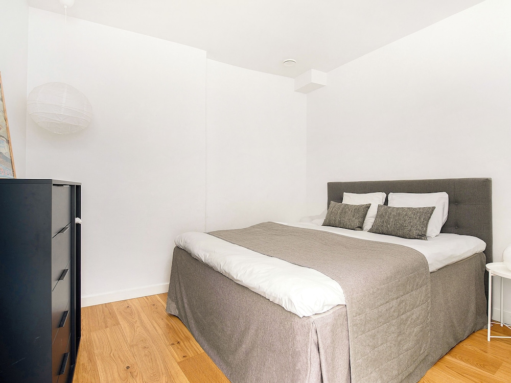 Sanders Leaves - Charming 3-bdr Apt With City View