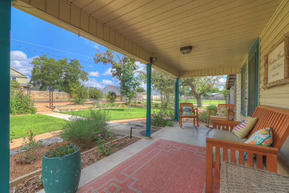 The Willows Retreat - Sleeps 17, Hot-tubs, Close to Main Street!