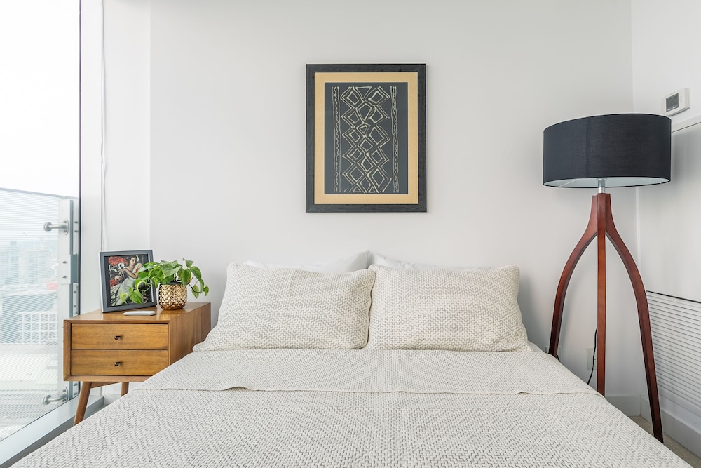 Sky Home with Stunning View of Toronto and Lake Ontario - Image 4