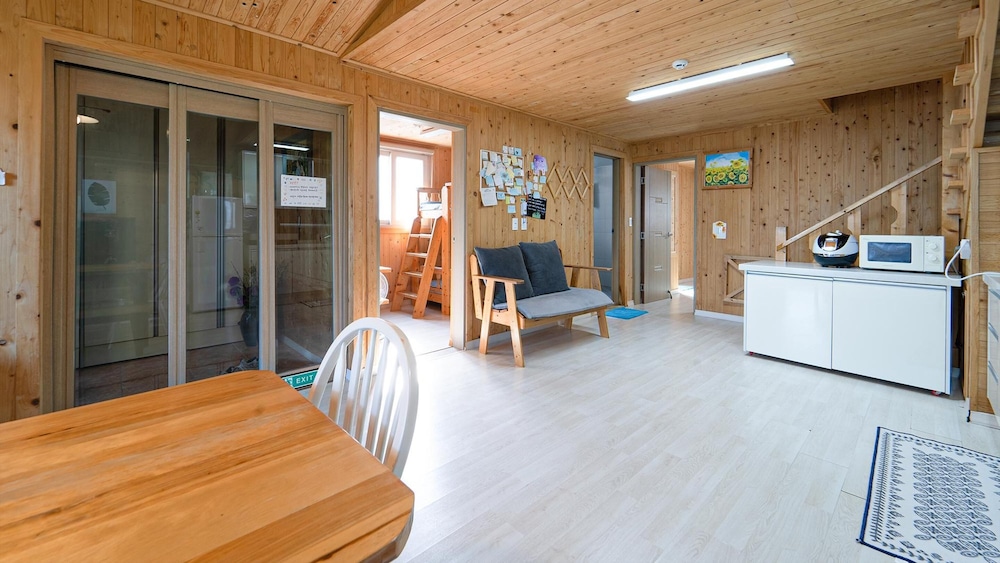 Jeju Haebaragi Pension