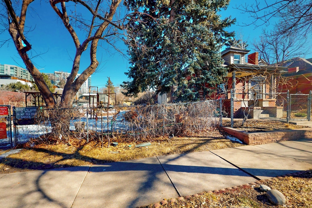 Elati Guesthouse: Walkable Home in Arts District