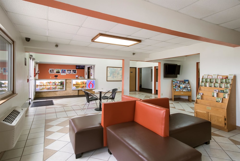Motel 6 Davenport, IA