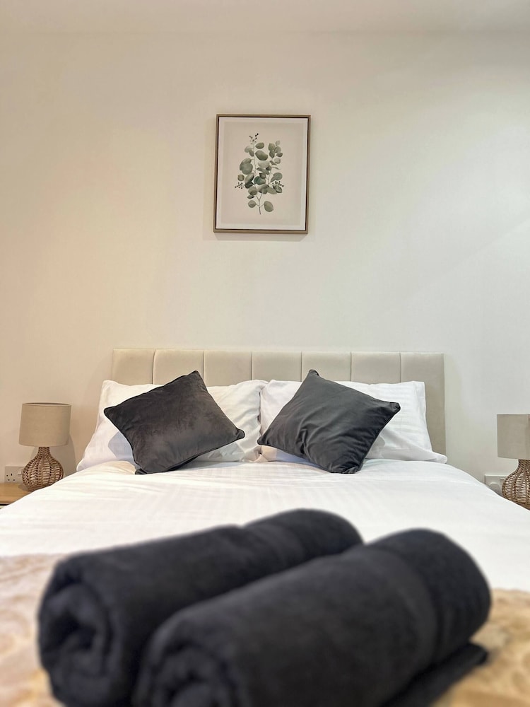 Spacious MCR Apartment - Gym - Terrace - Games Room - Free Secured Parking