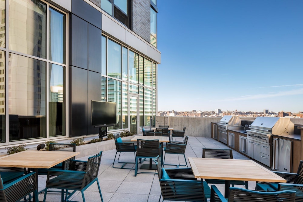 Deedee's Sky Rise Apartments - Newport 2
