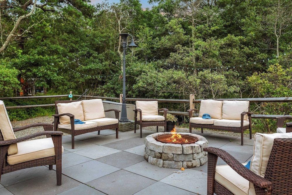Bigwood Cabin Retreat Hot Tub, Game Room, Firepit Lounge & Private Yard