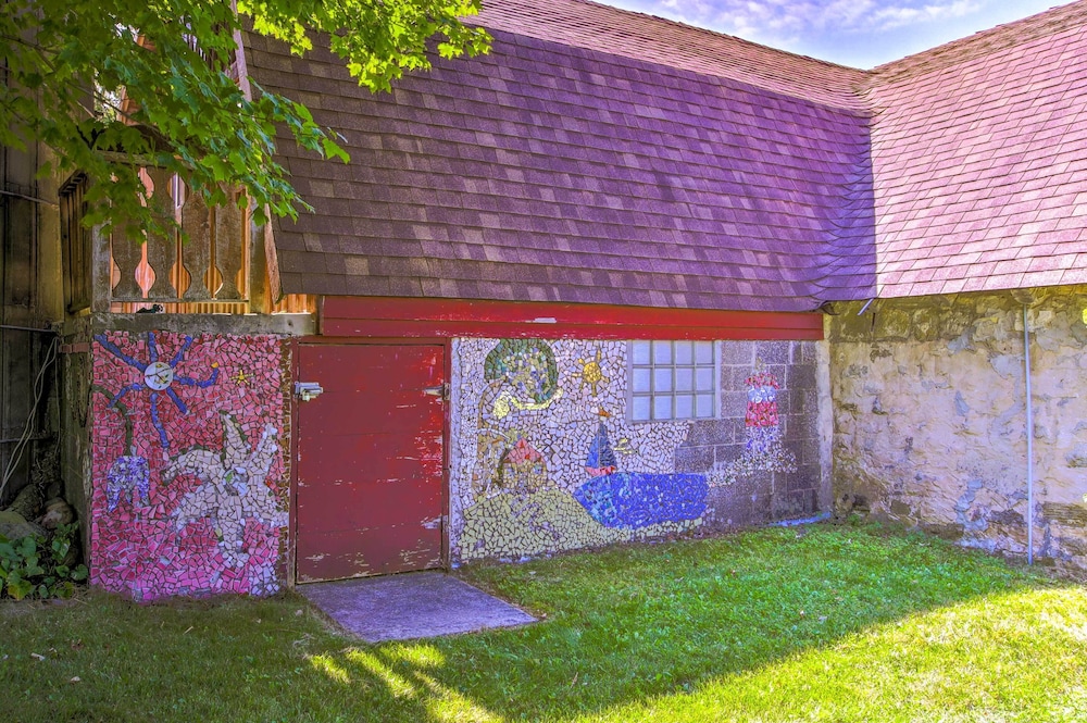 Quaint Sister Bay Studio w/ Large Backyard! view 4