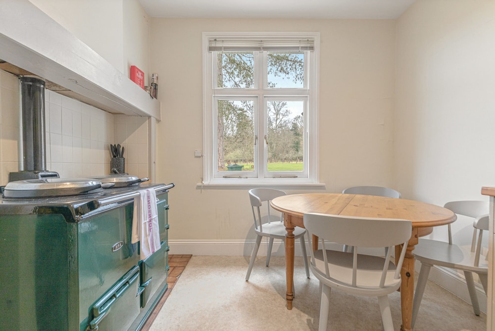 Benhams Country Cottage - From 250 Per Night