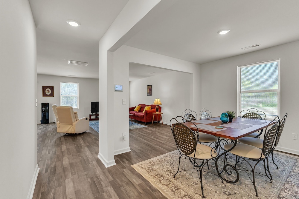 Quiet Retreat Perfect for Families 5 Bedroom Home