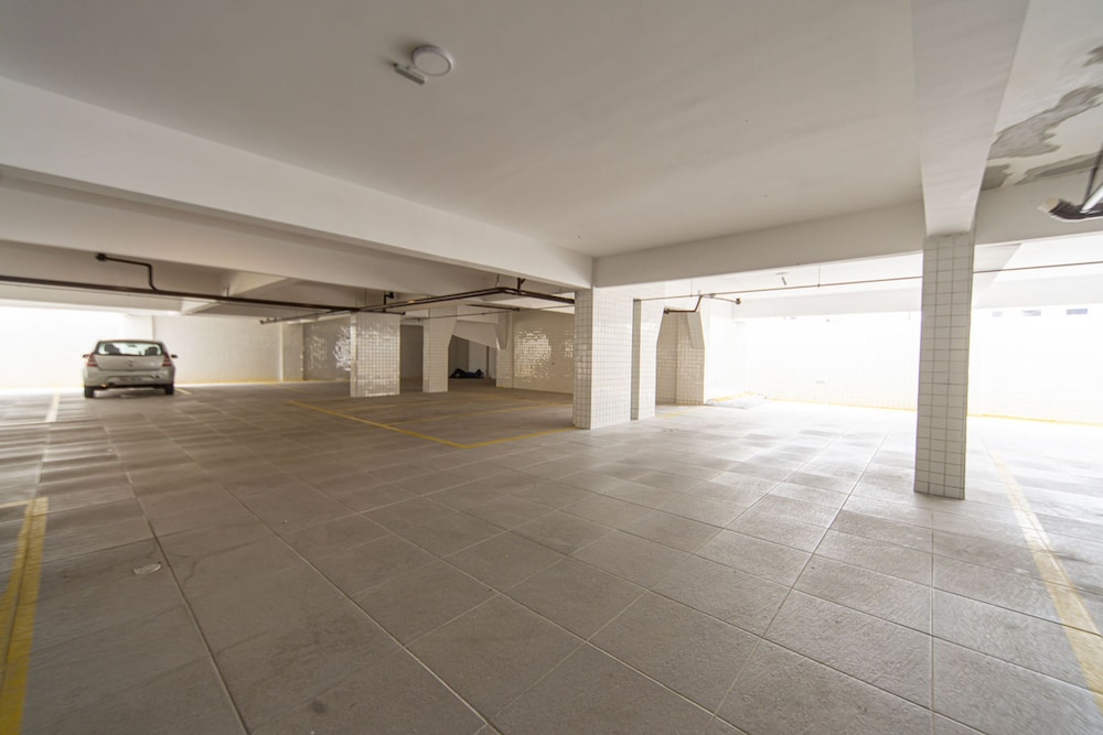 Apto com Garagem e Varanda a 450m da Praia