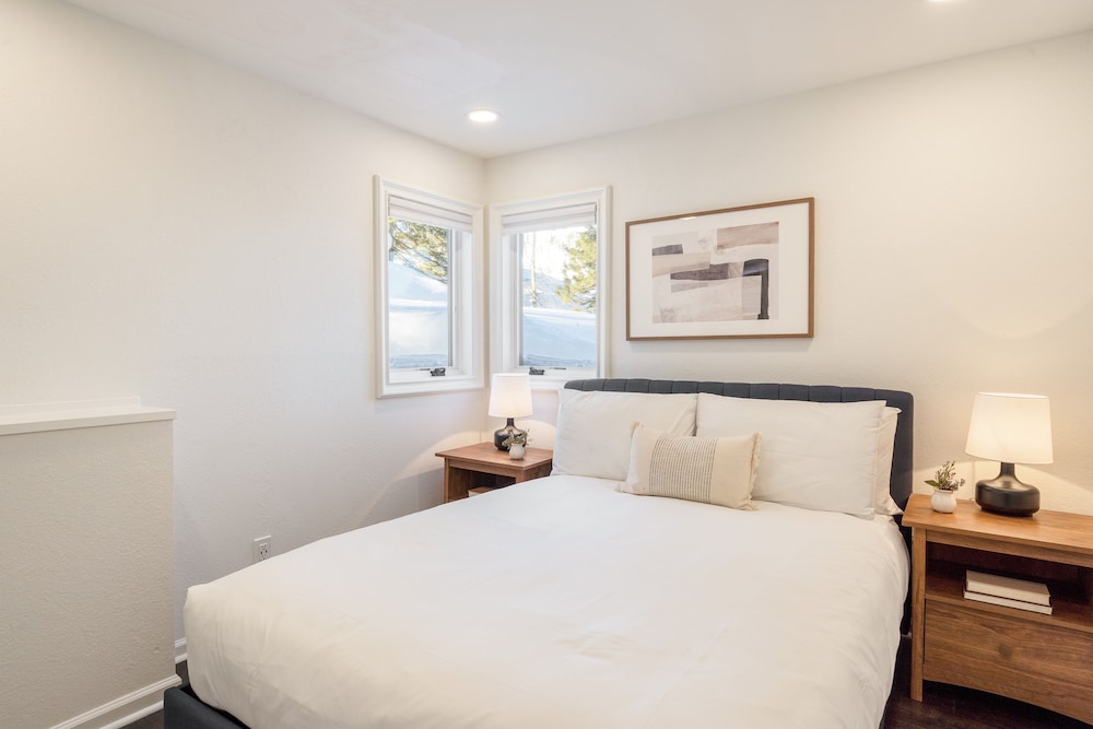Explorer by Avantstay Close to Slopes Game Room Guest Suite