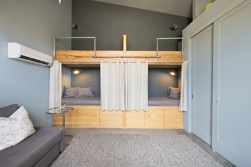 Jackalope Junction-pool, Hot Tub, Fire Pit, Bbq & Desert Views! 2 Bedroom Home by RedAwning