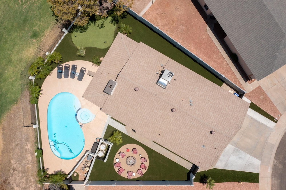 Peoria Oasis on Golf Course Pool Putting Green