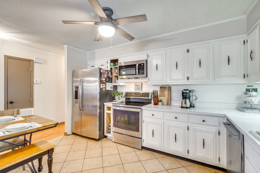 Decatur Oasis - Private Pool, Hot Tub & Deck! view 2