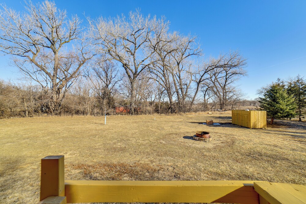 Covered Porch & Grill: 1-acre Property in Bristow!