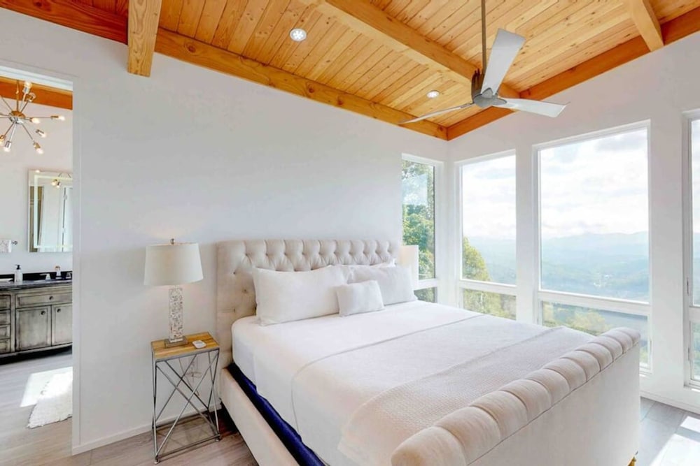 Sky-high Luxury w Million Dollar Views