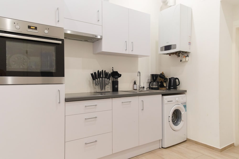 City Apartment - 5 min to Metro