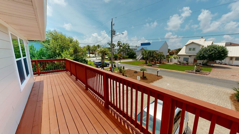 Canal Breeze Cottage 4 Bedroom Home