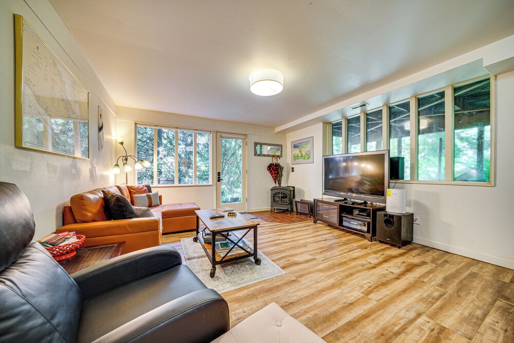 8 Mi to Dtwn Seattle: Pet-friendly Apt w/ Hot Tub