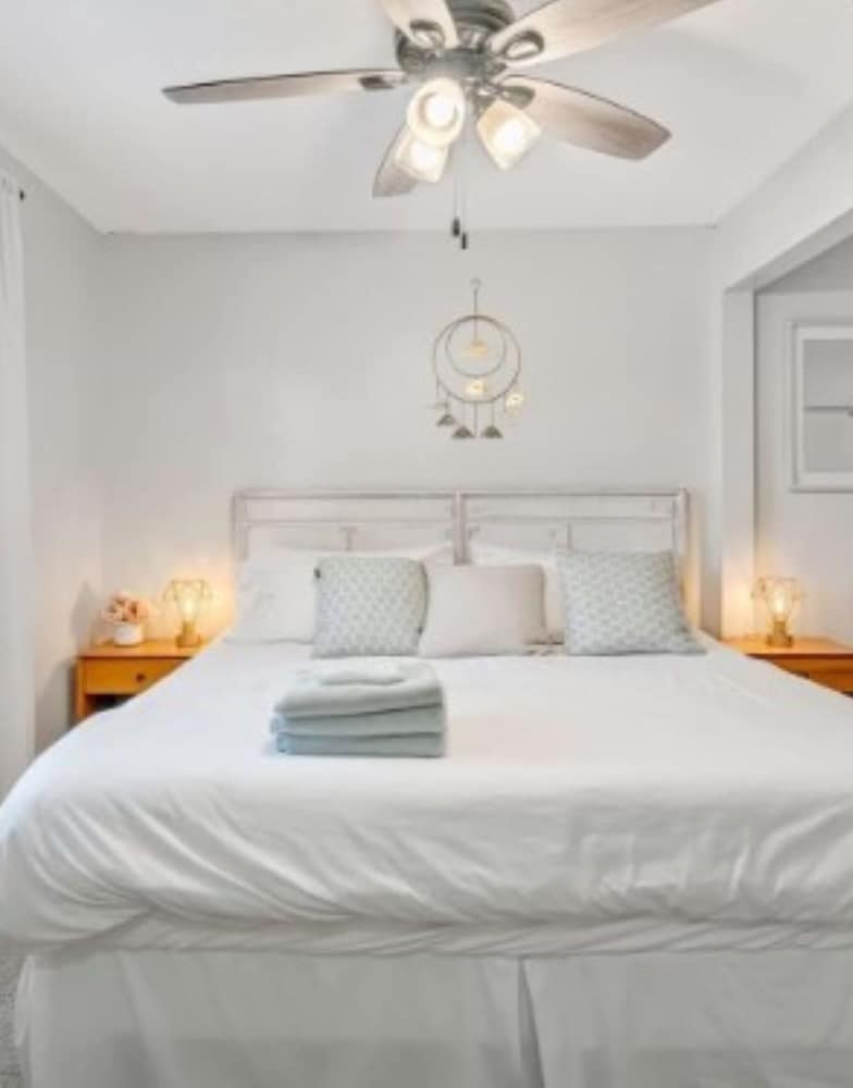 Chic Downtown Sarasota Cottage Retreat