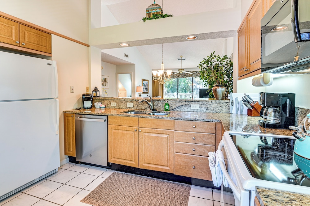 Unwind Poolside & Walk to Ocean! Myrtle Beach Unit