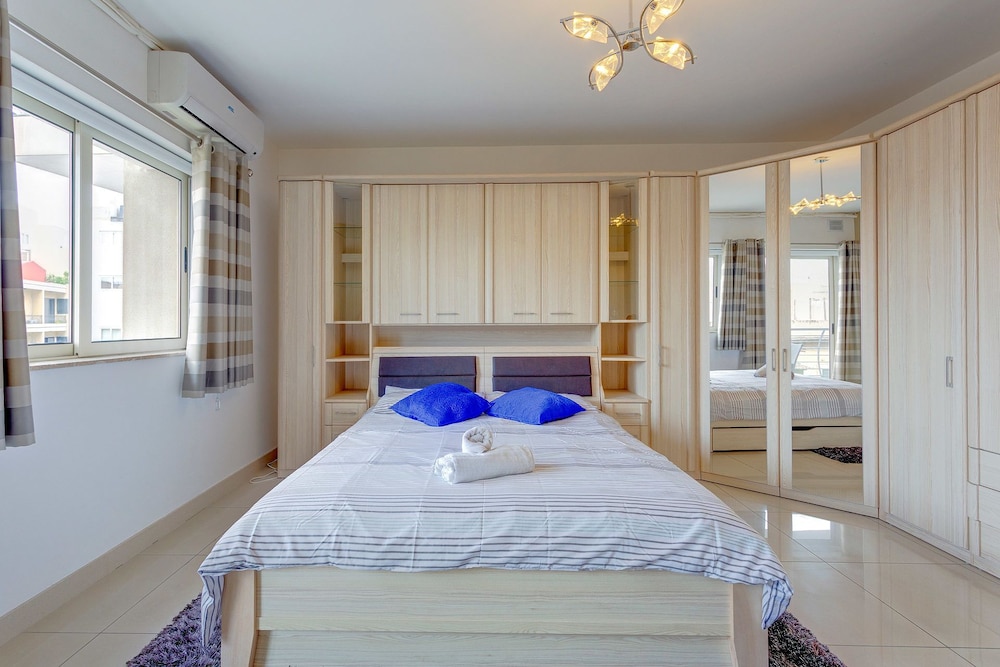 Centric and Spacious Apartment With Wifi and Balcony view 4