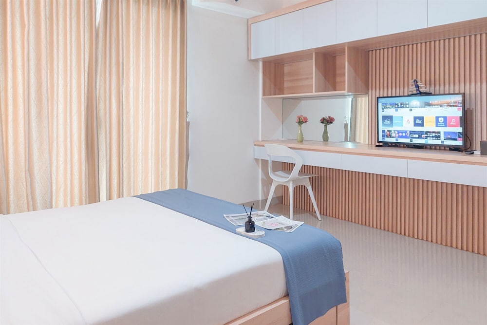 Modern Look 1Br Without Living Room At Bintaro Embarcadero Apartment