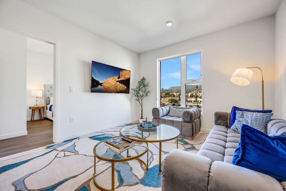 Luxury 3BR Hollywood Sign View by Oneluxstay
