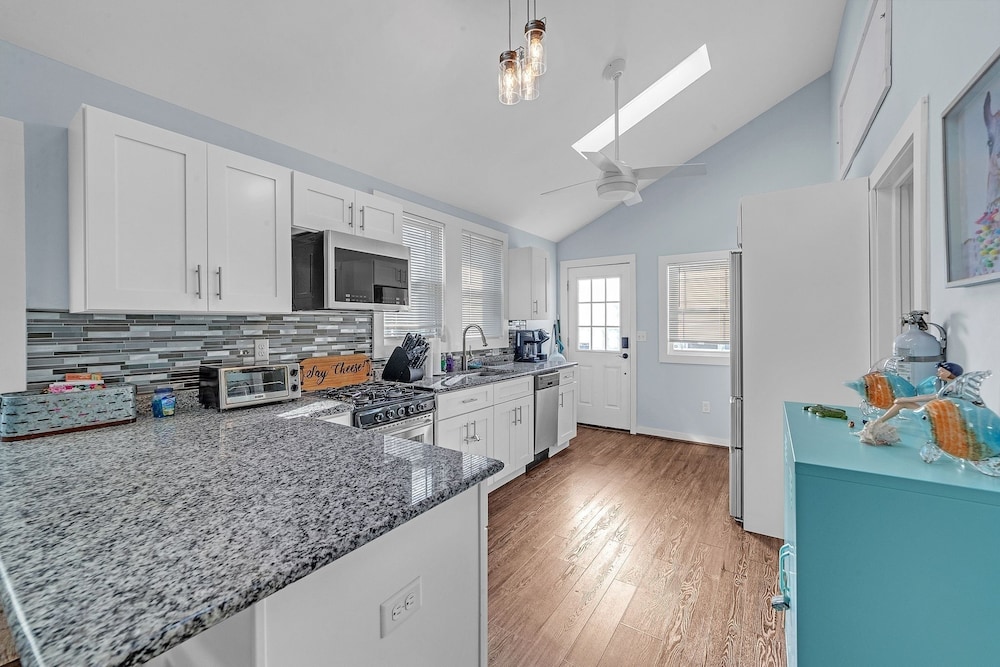 Cozy 3-br Retreat, Four Blocks To Beach & Boardwalk 3 Bedroom Home