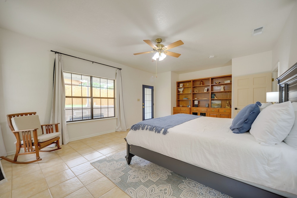 Texas Hill Country Retreat - Walk to Nueces River! view 3