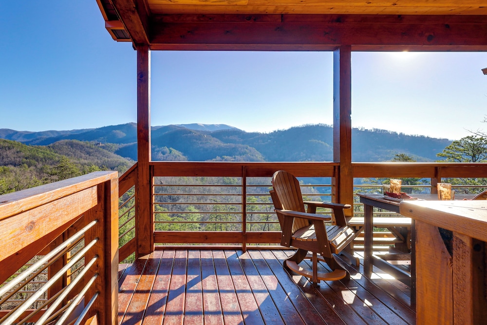 Majestic Mountain Views: Sevierville Escape!