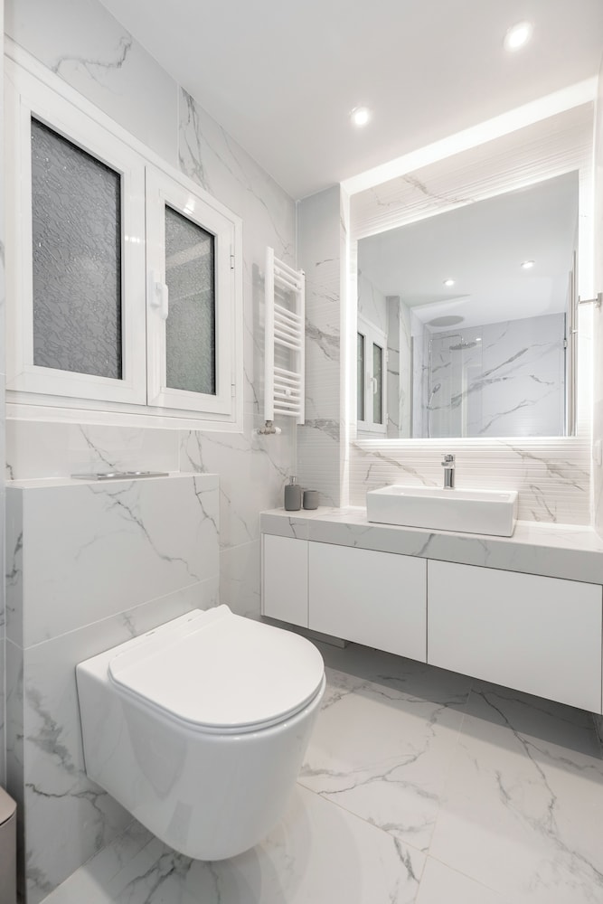Spacious & Stylish Athens Apartment - Walk To Metro