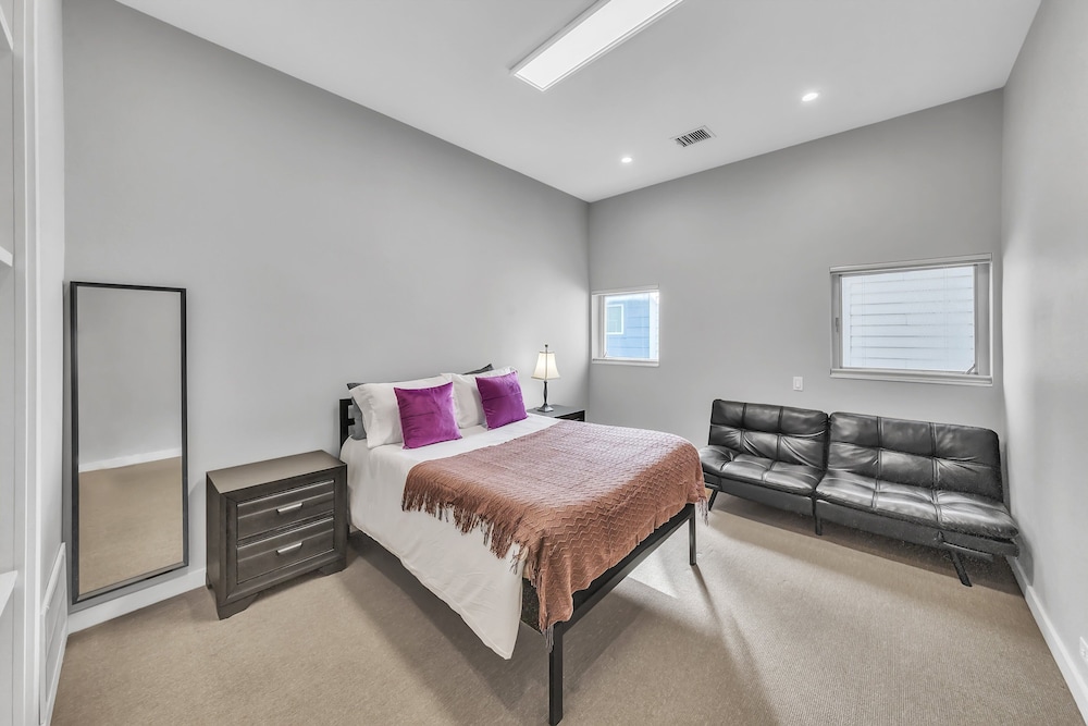 Modern Comfort In The Heart Of Museum District 3 Bedroom Townhouse
